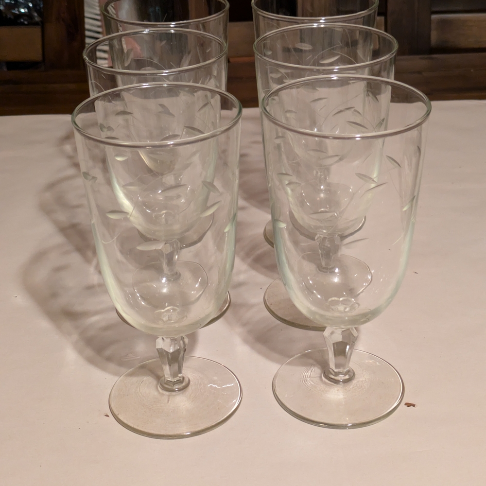 Elegant Clear Wine Glass Set